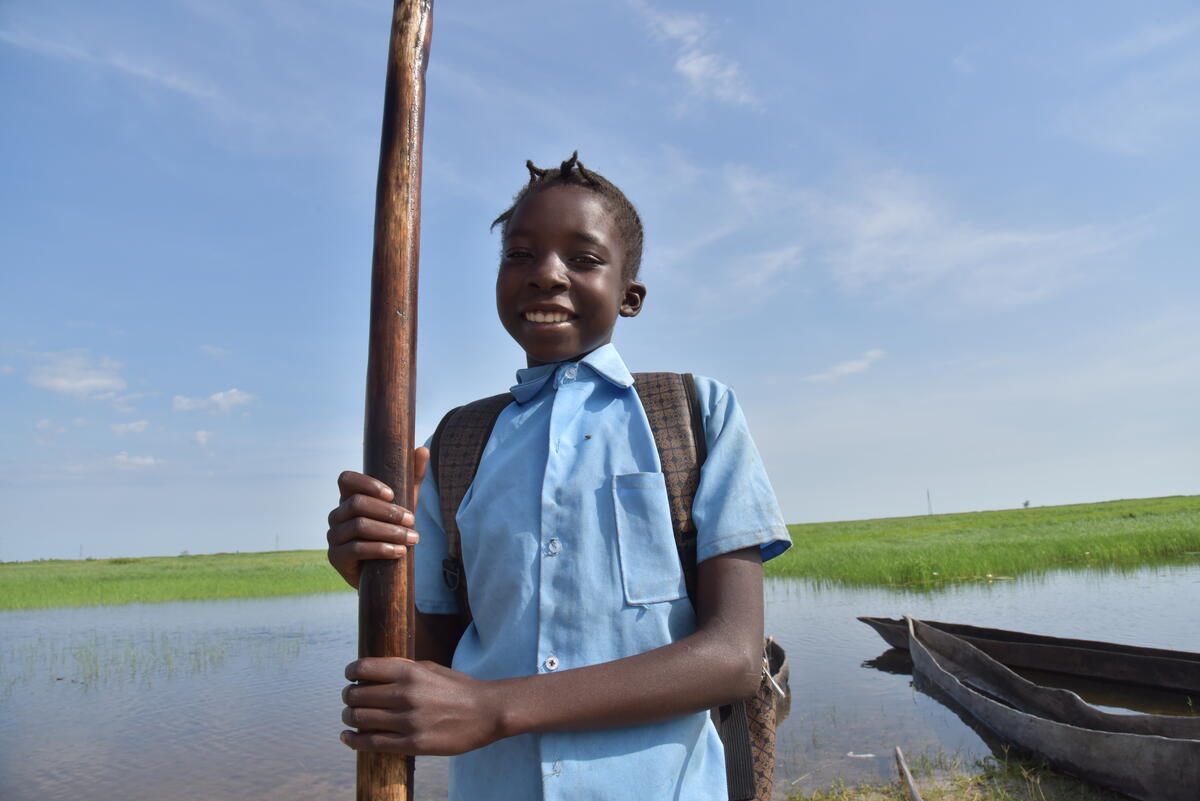 Zitali på 12 år sejler til skole